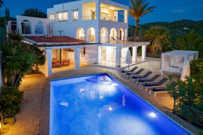 Villa near San Antonio sleeps 11